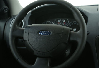 Подержанный автомобиль Ford Fusion 2006 года (16 фото)