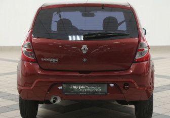 Подержанный автомобиль Renault Sandero 2010 года (3 фото)