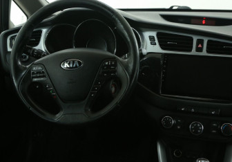 Подержанный автомобиль Kia Ceed Hatchback 2013 года (14 фото)