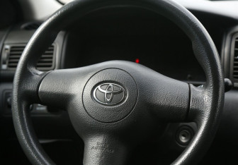 Подержанный автомобиль Toyota Corolla Sedan 2004 года (16 фото)
