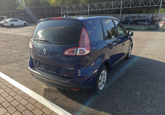 Подержанный автомобиль Renault Scenic 2009 года (7 фото)