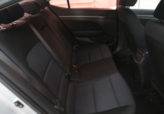 Подержанный автомобиль Hyundai Elantra Sedan 2017 года (11 фото)