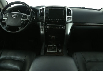 Подержанный автомобиль Toyota Land Cruiser Suv 2013 года (12 фото)