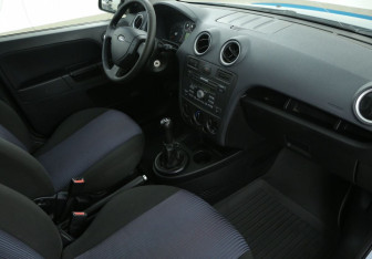 Подержанный автомобиль Ford Fusion 2006 года (9 фото)