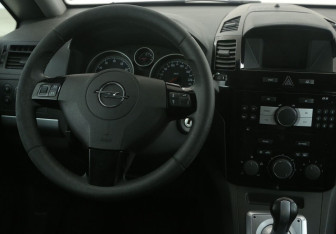 Подержанный автомобиль Opel Zafira Compactvan 2008 года (14 фото)
