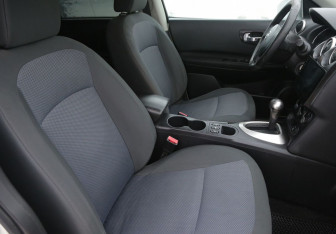 Подержанный автомобиль Nissan Qashqai 2012 года (10 фото)