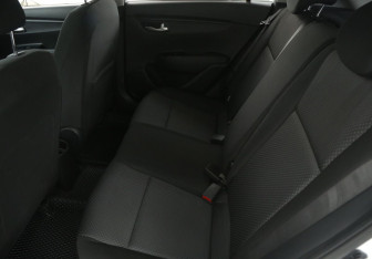 Подержанный автомобиль Kia Rio Hatchback 2021 года (14 фото)