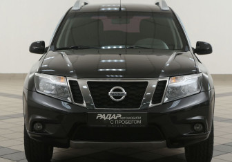 Подержанный автомобиль Nissan Terrano 2015 года (6 фото)