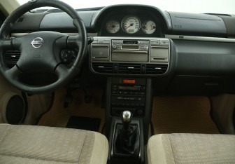 Подержанный автомобиль Nissan X-Trail 2003 года (12 фото)