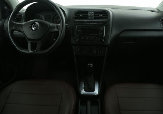 Подержанный автомобиль Volkswagen Polo Sedan 2017 года (12 фото)