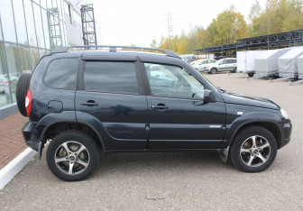 Подержанный автомобиль Chevrolet Niva 2011 года (8 фото)