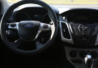 Подержанный автомобиль Ford Focus Wagon 2013 года (14 фото)