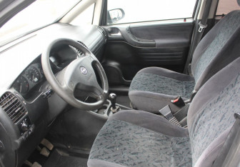 Подержанный автомобиль Opel Zafira Compactvan 2002 года (10 фото)