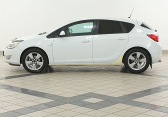 Подержанный автомобиль Opel Astra Hatchback 2011 года (7 фото)