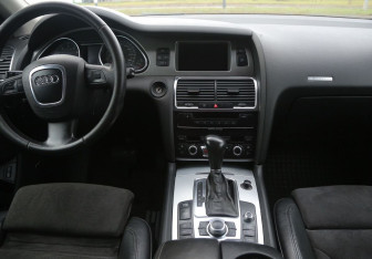 Подержанный автомобиль Audi Q7 2005 года (13 фото)
