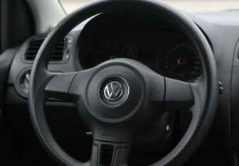 Подержанный автомобиль Volkswagen Polo Sedan 2013 года (16 фото)