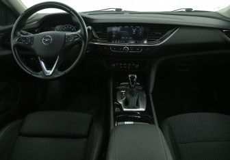 Подержанный автомобиль Opel Insignia Wagon 2019 года (12 фото)