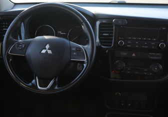 Подержанный автомобиль Mitsubishi Outlander 2018 года (14 фото)