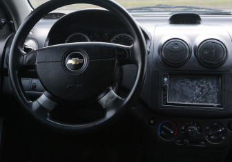 Подержанный автомобиль Chevrolet Aveo Sedan 2006 года (14 фото)