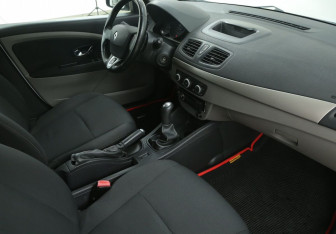 Подержанный автомобиль Renault Fluence 2012 года (9 фото)