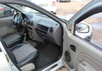 Подержанный автомобиль Renault Logan Sedan 2008 года (11 фото)