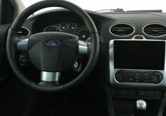 Подержанный автомобиль Ford Focus Hatchback 2007 года (14 фото)