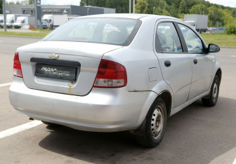 Подержанный автомобиль Chevrolet Aveo Sedan 2005 года (6 фото)