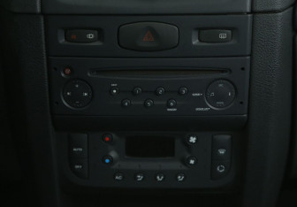 Подержанный автомобиль Renault Symbol 2006 года (13 фото)