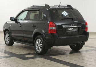 Подержанный автомобиль Hyundai Tucson 2008 года (2 фото)