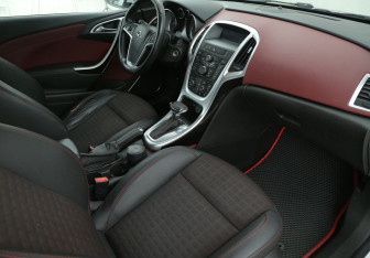 Подержанный автомобиль Opel Astra Hatchback 2012 года (9 фото)