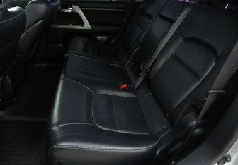 Подержанный автомобиль Toyota Land Cruiser Suv 2013 года (17 фото)