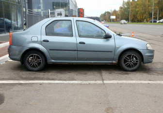 Подержанный автомобиль Renault Logan Sedan 2011 года (7 фото)