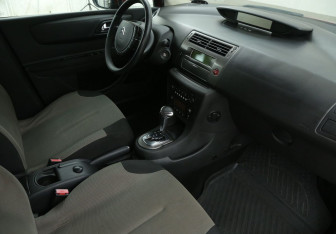 Подержанный автомобиль Citroen C4 Hatchback 2010 года (9 фото)