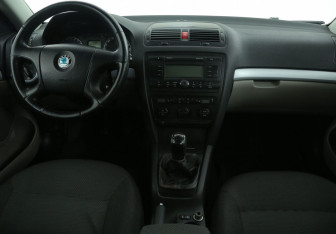 Подержанный автомобиль Skoda Octavia Liftback 2008 года (12 фото)