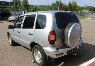 Подержанный автомобиль Chevrolet Niva 2004 года (5 фото)
