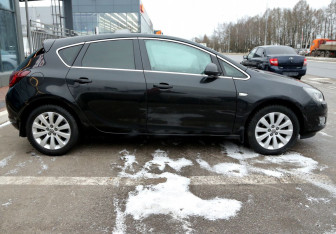 Подержанный автомобиль Opel Astra Hatchback 2011 года (7 фото)