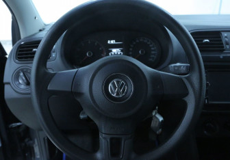 Подержанный автомобиль Volkswagen Polo Sedan 2015 года (10 фото)