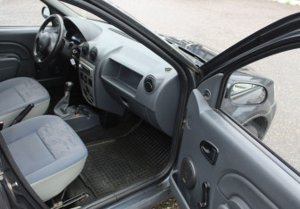 Подержанный автомобиль Renault Logan Sedan 2006 года (9 фото)