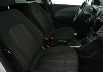 Подержанный автомобиль Chevrolet Aveo Sedan 2014 года (10 фото)
