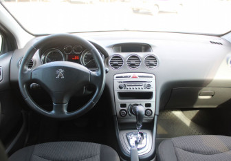 Подержанный автомобиль Peugeot 408 2013 года (14 фото)