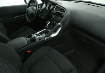 Подержанный автомобиль Peugeot 3008 2011 года (9 фото)