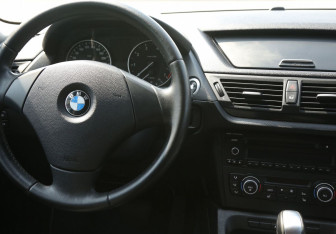 Подержанный автомобиль BMW X1 2012 года (14 фото)