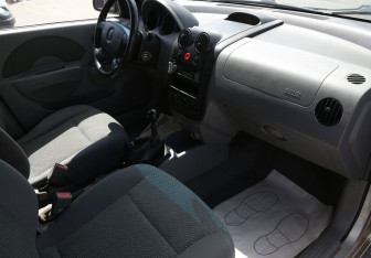 Подержанный автомобиль Chevrolet Aveo Sedan 2004 года (9 фото)