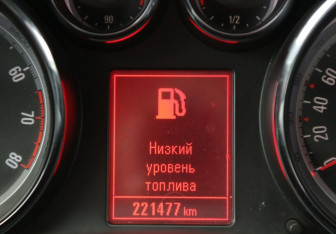 Подержанный автомобиль Opel Astra Sedan 2013 года (17 фото)