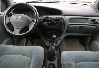 Подержанный автомобиль Renault Scenic 1999 года (12 фото)