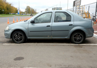 Подержанный автомобиль Renault Logan Sedan 2011 года (8 фото)