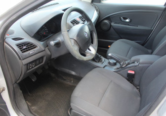 Подержанный автомобиль Renault Fluence 2011 года (10 фото)