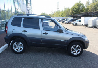 Подержанный автомобиль Chevrolet Niva 2014 года (8 фото)