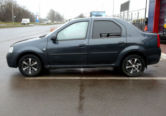 Подержанный автомобиль Renault Logan Sedan 2007 года (8 фото)