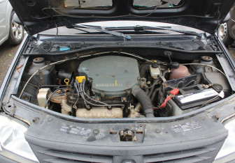 Подержанный автомобиль Renault Logan Sedan 2006 года (17 фото)